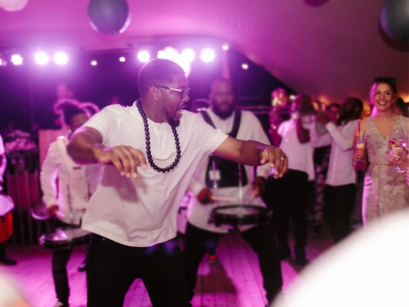 Caribische brassband op bruiloft
